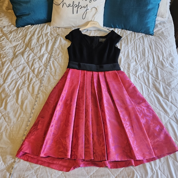 Ladles Formal Dress - Picture 2 of 8